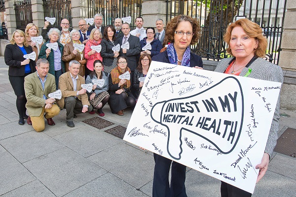 *** NO REPRODUCTION FEE *** DUBLINThousands call for Government to invest in Ireland’s mental healthMental Health Reform, the national coalition on mental health, was today (08/10/2015) joined by representatives of its 54 member organisations to deliver thousands of petition signatures to Minister of State for Primary and Social Care Kathleen Lynch TD, calling for increased investment in mental health and related social services in Budget 2016. The petition is part of the coalition’s Invest in my mental health campaign, which saw over 6,500 people sign up and which included local visits to TD clinics across the country. Pictured at the launch were Minister Kathleen Lynch & Shari McDaid, MHR's Director, along with representatives from 17 MHR member organisations. Pic: Conor McCabe PhotographyContact Lara Kelly, lkelly@mentalhealthreform.combinedmedia.com or 087 6189715 for further information.